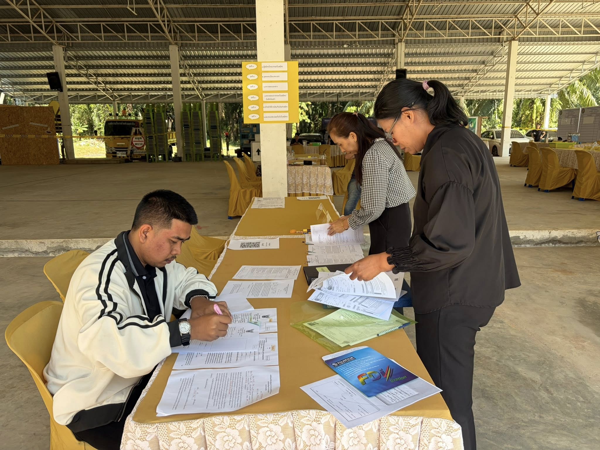 บรรยากาศการรับสมัครเลือกตั้งสมาชิกสภาองค์การบริหารส่วนตำบลท่าหิน และนายกองค์การบริหารส่วนตำบลท่าหิน วันที่ 2 ธันวาคม 2568